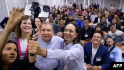 La líder de la oposición venezolana María Corina Machado (R) y el candidato presidencial de la oposición venezolana por el partido Plataforma Unitaria Democrática, Edmundo González, posan para una selfie en Caracas el 15 de junio de 2024. AP