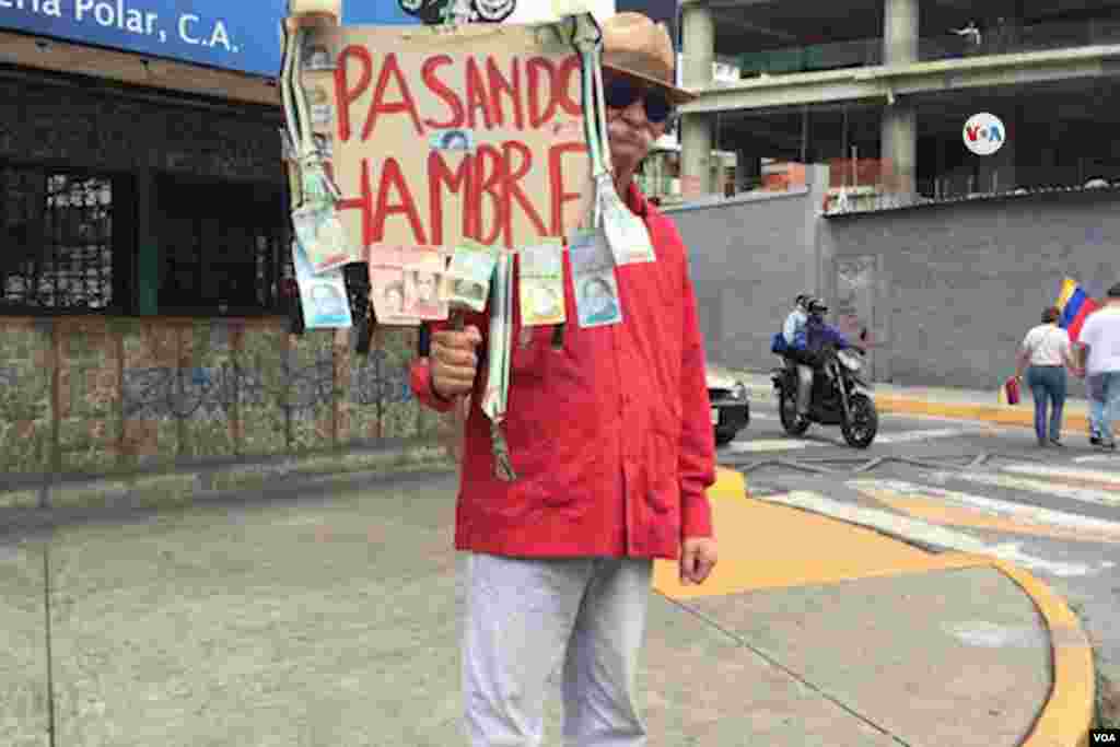 "Pasamos hambre" se lee en un cartel en denuncia a la terrible situación económica que atraviesa Venezuela.