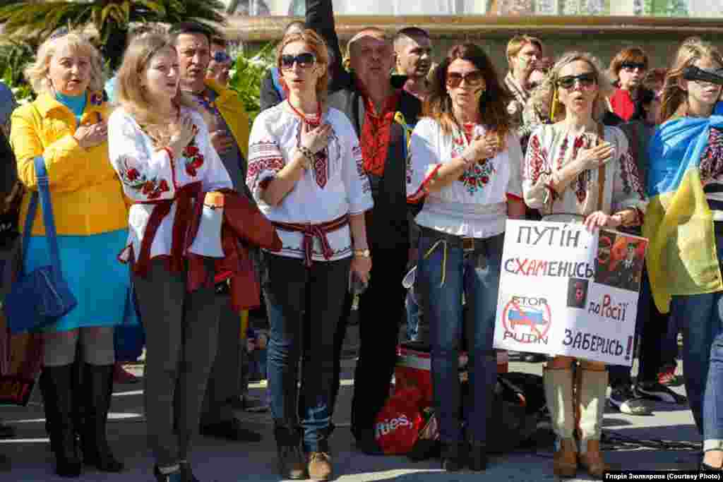 Барселона "Більшість перехожих виражали українцям свою підтримку оплесками та схвальними вигуками, також чимало людей знімали все що відбувається на телефони та камери", - пише Глорія Грозяк.