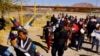 Yilber Zavaleta, un migrante de Venezuela, lleva una cruz para recrear la crucifixión de Jesucristo como parte de una protesta después de que estalló un incendio en la frontera entre México y los EE. UU., en Ciudad Juárez, México 2 de abril de 2023.