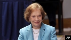 ARCHIVO - La ex primera dama Rosalynn Carter escucha a un orador en el Centro Carter en Atlanta el 6 de abril de 2011. 