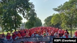 Buruh yang tergabung dalam KSPI melakukan aksi penolakan Undang-undang Cipta Kerja di Purwakarta, Jawa Barat pada 7 Oktober 2020. Pada 18 Mei 2021, mereka berencana melakukan turun ke jalan sebagai aksi solidaritas bagi Palestina. (Foto: Courtesy/KSPI)