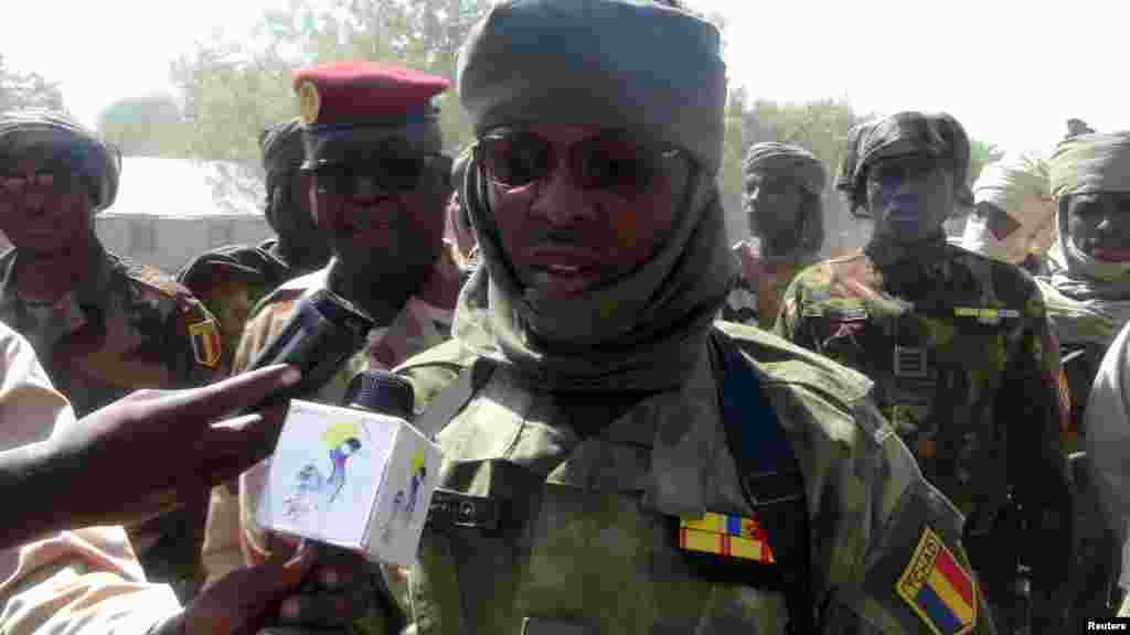 Janar Saleh Toma Hounou na sojojin Chadi yana magana da 'yan jarida a bayan da ya karbi yaran da suka gudu daga kungiyar Boko Haram a garin Ngouboua ran 22 Afrilu, 2015. Yaran sun ce su 'yan kasar Chadi ne wadanda aka tilasta musu shiga kungiyar Boko Haram lokacin da suke karatun allo a Najeriya, amma daga baya sun kubuce suka gudu, suka mika kawunansu ga sojojin Chadi. 