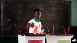 Un Libérien vote dans un bureau à Monrovia, Liberia, le 10 octobre 2017.