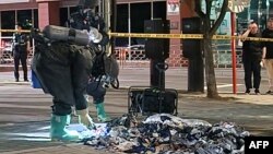 南韓國防部發布照片顯示，南韓軍方人員在首爾街頭檢查據信是北韓釋放的氣球帶來的不明垃圾物品。（2024年6月2日）