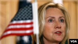 Hillary Clinton no dudó en señalar que “China debe permitir que su moneda se aprecie más rápidamente y debe poner fin a las medidas que afectan a roban la propiedad intelectual extranjera".