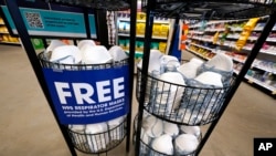 ARCHIVO: Un puesto de venta de mascarillas N95 gratuitas, proporcionadas por el Departamento de Salud y Servicios Humanos de Estados Unidos, en la farmacia de esta tienda de comestibles Kroger en Jackson, Mississippi, el miércoles 2 de febrero de 2022. 