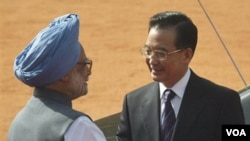 Perdana Menteri India Manmohan Singh menyambut PM Tiongkok Wen Jiabao di New Delhi.