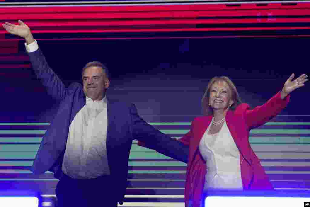 Montado en su centro de campaña y en medio de fuegos artificiales y gritos, Yamandú Orsi salió al escenario junto con su compañera de fórmula Carolina Cosse, agradeciendo a "todos y todas que hicieron esta campaña en la que logramos nada menos que el triunfo”.