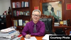 រូបឯកសារ៖ លោក​ គួច ម៉េងលី ជា​វេជ្ជបណ្ឌិត​ និង​អ្នក​ជំនួញ​ម្នាក់​មក​ពី​សហរដ្ឋ​អាមេរិក នៅ​ក្នុងការិយាល័យ​របស់​លោក នៅ​រាជធានី​ភ្នំពេញ កាល​ពី​ខែ​តុលា ឆ្នាំ​២០១៦។ (រូបថតផ្តល់​ឲ្យ​ដោយ​លោក គួច ម៉េងលី)