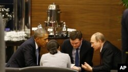 Presiden AS Barack Obama, kiri, berbicara dengan Presiden Rusia Vladimir Putin, kanan, sebelum pembukaan pertemuan G-20 di Antalya, Turki, 15 November 2015. 