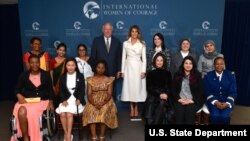 La Première dame Melania Trump et le sous-secrétaire d'Etat américain aux Affaires politiques Thomas Shannon avec les lauréates du prix international Femme de Courage 2017.