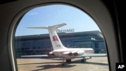 在這張2015年6月27日的資料照片中，一架高麗航空公司的飛機停在平壤國際機場的停機坪上。