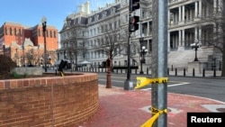 Una cinta policial puede verse en el lugar de un tiroteo ocurrido durante la noche cerca del complejo de la Casa Blanca, luego de que el Servicio Secreto informara que dispararon a un hombre que blandía un arma de fuego en Washington, el 9 de marzo de 2025. 