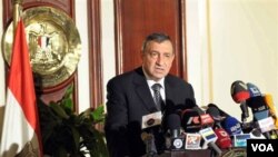 Essam Sharaf, Perdana Menteri yang ditunjuk oleh militer Mesir, menunda pengumuman kabinet baru.