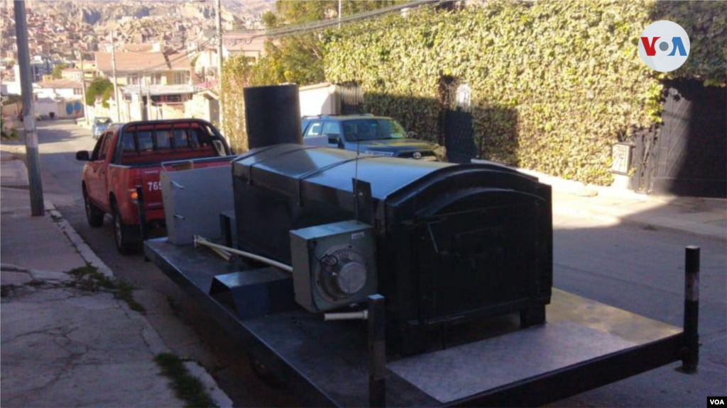 La imagen muestra el prototipo del horno crematorio móvil que se oferta en La Paz, Bolivia, como un producto más eficiente y económico que el sistema tradicional.