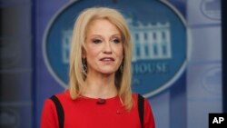 켈리앤 콘웨이 백악관 선임고문이 지난 3월 백악관 브래디 프레스 브리핑룸에서 열린 CNN과의 인터뷰에서 기자의 질문에 답하고 있다. 