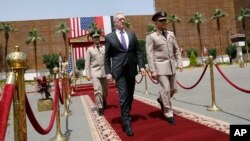 El ministro de Defensa egipcio, Sedki Sobhy (derecha) dio la bienvenida oficial al secretario de Defensa de EE.UU., Jim Mattis, a El Cairo, Egipto, el jueves, 20 de abril de 2017.