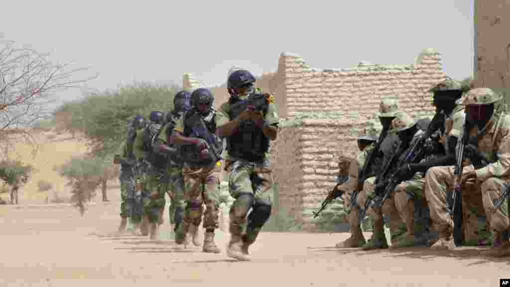 Les forces nigérianes courent et dépassent les troupes tchadiennes, au cours d'un exercice de libération d'otages "Flintlock" à Mao, Tchad, camedi 7 mars 2015.