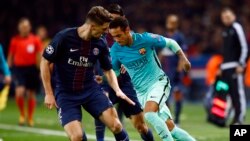Neymar de Barcelone, à droite, tente une percée devant Thomas Meunier du PSG lors d’un match des 16e de finale de la Ligue des champions entre Paris Saint Germain et Barcelone au stade du Parc des Princes à Paris, 14 février 2017. 