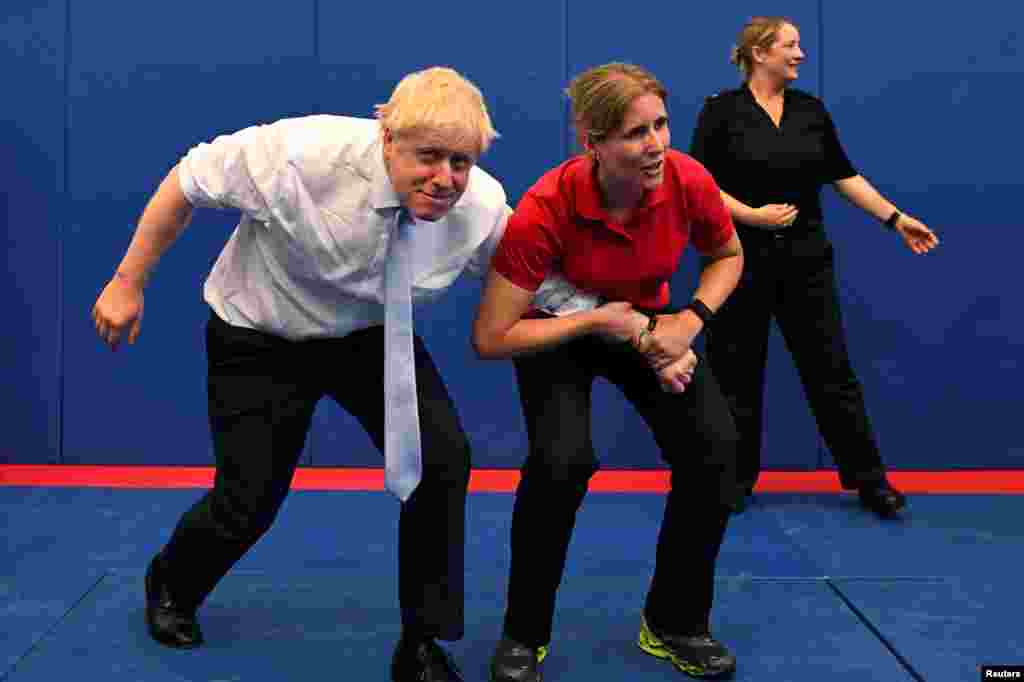 លោក Boris Johnson បេក្ខជនថ្នាក់ដឹកនាំម្នាក់សម្រាប់គណបក្សអភិរក្សចក្រភពអង់គ្លេស (Britain's Conservative Party) មកទស្សនកិច្ចនៅមជ្ឈមណ្ឌលហ្វឹកហ្វឺនប៉ូលិស Thames Valley ក្នុងទីក្រុង Reading ចក្រភពអង់គ្លេស។