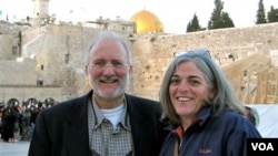 Fotografía facilitada por la familia de Alan Gross, donde aparece junto a su esposa, Judy.