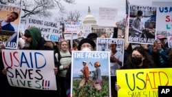 Demonstranti i zakonodavci protestuju protiv predsjednika Donalda Trumpa, njegovog saveznika Elona Muska i njihovih planova za Agenciju za međunarodni razvoj SAD, koja upravlja stranom pomoći koju je odobrio Kongres, na Capitol Hillu u Washingtonu, 5. februara 2025.