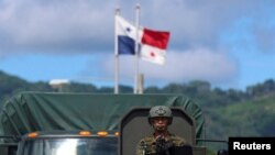 ARCHIVO - Un miembro de las fuerzas de seguridad panameñas en la ceremonia de lanzamiento de la operación Choco en la Base Aérea Nicanor, tras un despliegue en su frontera con Colombia para combatir el crimen organizado y el tráfico de personas, en Panamá el 2 de junio de 2023.