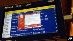 Una pantalla de error en la estación de trenes Chemnitz en Alemania, uno de los sistemas afectados en el ciberataque.