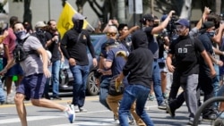 Demonstranti protiv obavezne vakcinacije u tuči sa učesnicima suprotnog skupa ispred gradske skupštine u Los Anđelesu 14. avgusta 2021.