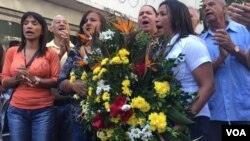 Opositores venezolanos marcharon hasta la sede del SEBIN en Caracas, lunes 15 de octubre de 2018 para exigir justicia tras la muerte del concejal Fernando Albán.