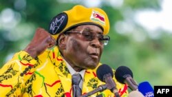 L'ancien président du Zimbabwe Robert Mugabe donne un discours à ses militants, le 8 novembre 2017.