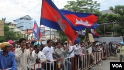 រូបឯកសារ៖ បាតុករ​ជា​ច្រើន​រយ​នាក់​បាន​ដើរ​ដង្ហែរ​ក្បួន​បាតុកម្ម​កាល​ពី​ថ្ងៃ​ទី​២១ ខែ​កក្កដា​ ឆ្នាំ​២០១៤​ ទាម​ទារឲ្យ​អ្នក​នាំ​ពាក្យ​នៃ​ស្ថាន​ទូត​វៀតណាម​ ចេញ​មក​សុំ​ទោស​ជា​សាធារណៈ​ជុំ​វិញ​ការ​លើក​ឡើង​ថា​ ទឹក​ដី​កម្ពុជា​ក្រោម​គឺ​ជា​របស់​វៀតណាម​តាំង​ពី​យូរ​ណាស់​មក​ហើយ។ (ស៊ុយ ហ៊ាមខេមរា/VOA)