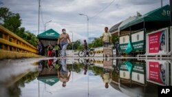 ARCHIVO: Peatones utilizan el puente Francisco De Paula Santander para cruzar entre Ureña, Venezuela, detrás, y Cúcuta, Colombia, el sábado 6 de agosto de 2022. (Foto AP/Matías Delacroix)