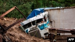 Sebuah truk terkubur lumpur di samping longsoran lumpur akibat Badai Eta di Desa Queja, di San Cristobal Verapaz, Guatemala, 7 November 2020. 
