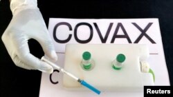 Una enfermera se prepara para administrar la vacuna AstraZeneca / Oxford bajo el esquema COVAX contra la enfermedad del coronavirus (COVID-19) en el Hospital General Eka Kotebe en Addis Abeba, Etiopía el 13 de marzo de 2021.
