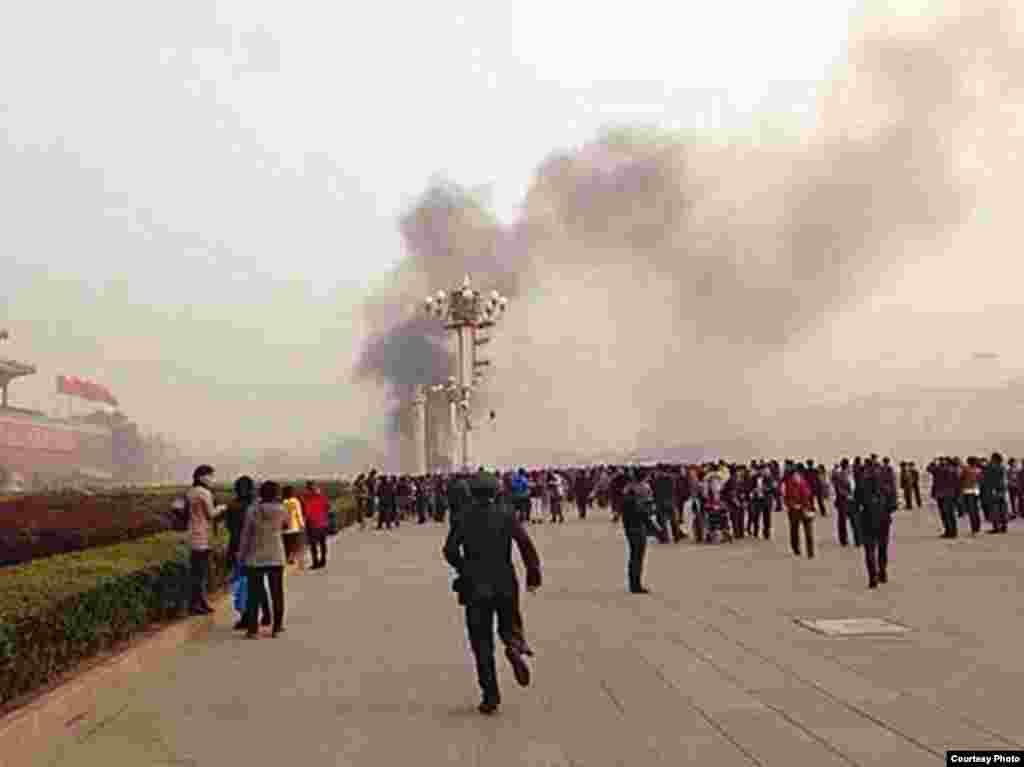 天安门爆炸起火现场 (图片来自微博网友)