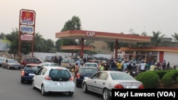 ARCHIVES - Des Togolais attendent devant une station essence, à Lomé, au Togo, le 2 janvier 2018. (VOA/Kayi Lawson)