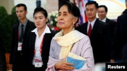 លោកស្រី អង់សាន ស៊ូជី ដែល​ជា​ទីប្រឹក្សា​របស់​រដ្ឋាភិបាល​មីយ៉ាន់ម៉ា​ធ្វើ​ដំណើរ​ទៅ​ចូលរួម​កិច្ចប្រជុំ​កំពូល​អាស៊ាន​នៅ​ក្នុង​ក្រុង​វៀងច័ន្ទន៍ (Vientiane) ប្រទេស​ឡាវ កាលពី​ថ្ងៃទី៦ ខែកញ្ញា ឆ្នាំ២០១៦។