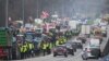 Польські фермери блокують тракторами головну дорогу під час протесту в Ломянках, поблизу Варшави, 6 березня 2024 р., вимагаючи закрити польсько-український кордон для імпорту харчових продуктів з України до Європейського Союзу. (Фото: AP Photo/Czarek Sokolowski)