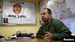 Komandan pemberontak Alexander Khodakovsky dari batalyon Vostok dalam wawancara di Donetsk (8/7). (Reuters/Maxim Zmeyev)