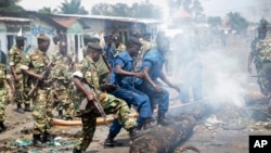 La police et l'armée burundaise défont des barricades de l'opposition à Cibitoke, le 25 mai 2015. (AP Photo/Berthier Mugiraneza)