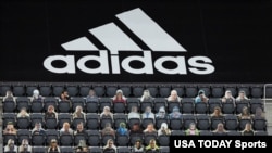 Une vue générale du stade avec des découpes de fans dans les sièges sous une bâche de marque Adidas avant le match de MLS entre le D.C. United et le New England Revolution à Washington.