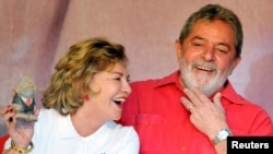Mantan presiden Brazil Luiz Inacio Lula da Silva dan istrinya Marisa Leticia di Brasilia. (Foto: Dok)