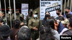La gente se para fuera del Banco Central de Bolivia para comprar dólares estadounidenses, en La Paz, Bolivia, 7 de marzo de 2023. REUTERS/ Claudia Morales