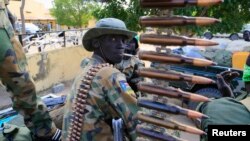 Un soldat de l'armée soudanaise assis près d'une mitrailleuse à Malakal, au nord-est de la capitale, Juba (Reuters, archives)