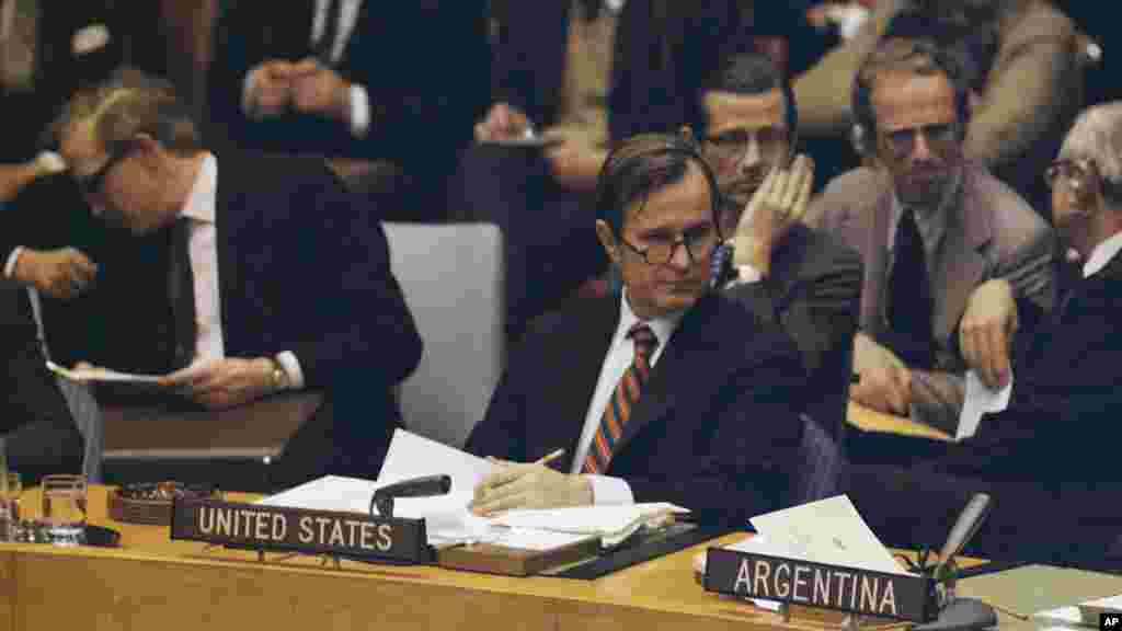 George Bush, l'ambassadeur américain aux Nations Unies est représenté au siège de l'ONU à New York en 1971.