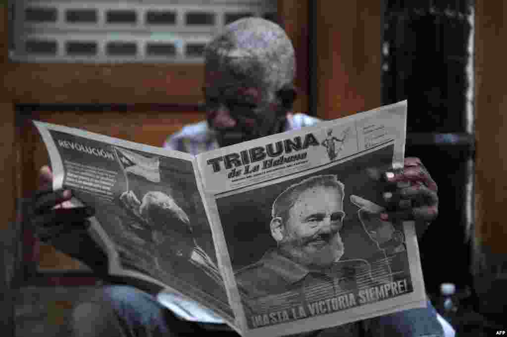 Seorang pria membaca koran di Havana dua hari sesudah meninggalnya pemimpin revolusi Kuba Fidel Castro, dengan tulisan: Sampai (pada) Kemenangan, Selalu! 
