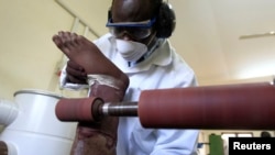 Un agent de santé travail sur une prothèse dans un centre de réhabilitation à Juba, Soudan du sud, 7 juillet 2011.