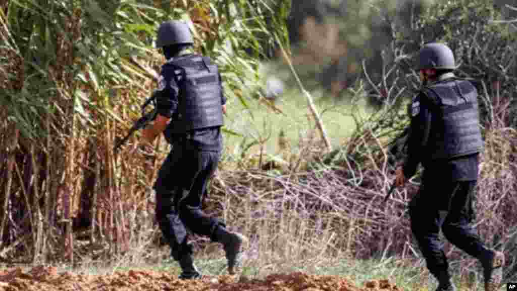 Les membres de la Garde nationale tunisienne prennent position dans la banlieue d’Oued Ellil de Tunis où une fusillade a eu lieu, en Tunisie, le jeudi 23 octobre 2014.